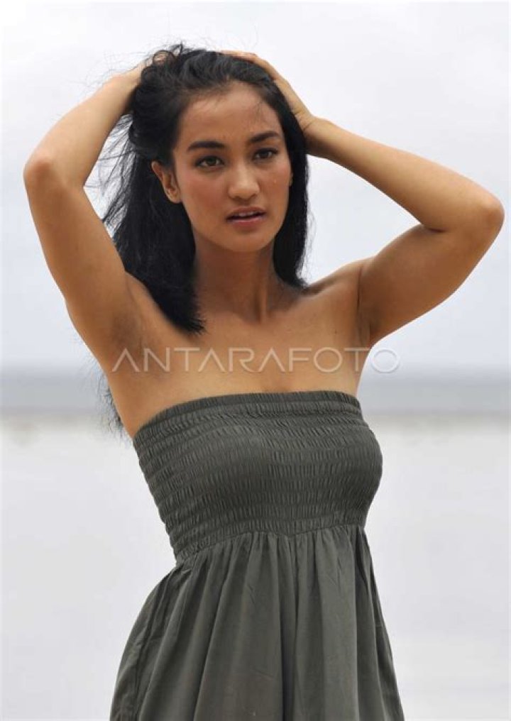 Atiqah Hasiholan - Net Worth, Age, Height, Birthday, Bio, Wiki!