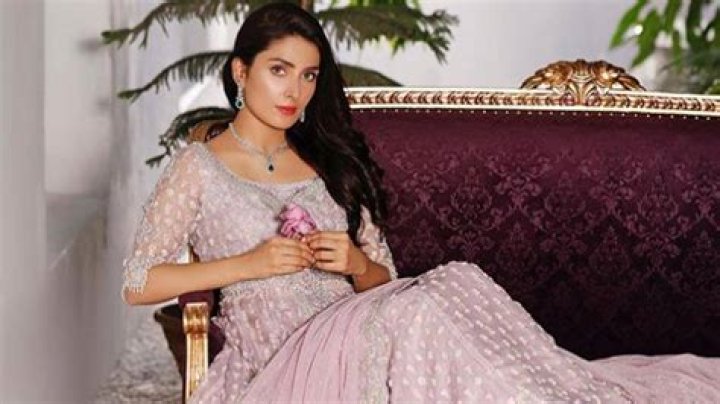 Ayeza Khan - Net Worth, Age, Height, Birthday, Bio, Wiki!