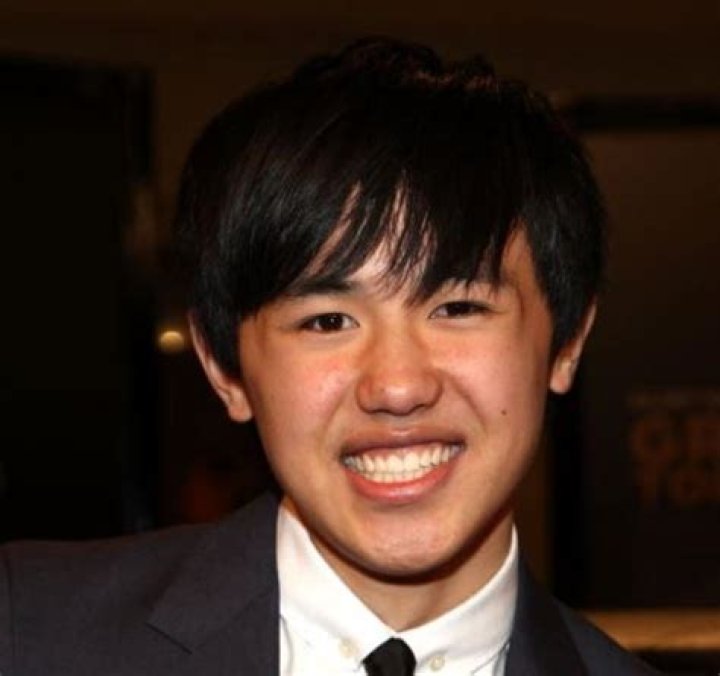 Bee Vang - Net Worth, Age, Height, Birthday, Bio, Wiki!