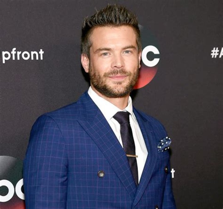 Charlie Weber - Net Worth, Age, Height, Birthday, Bio, Wiki!