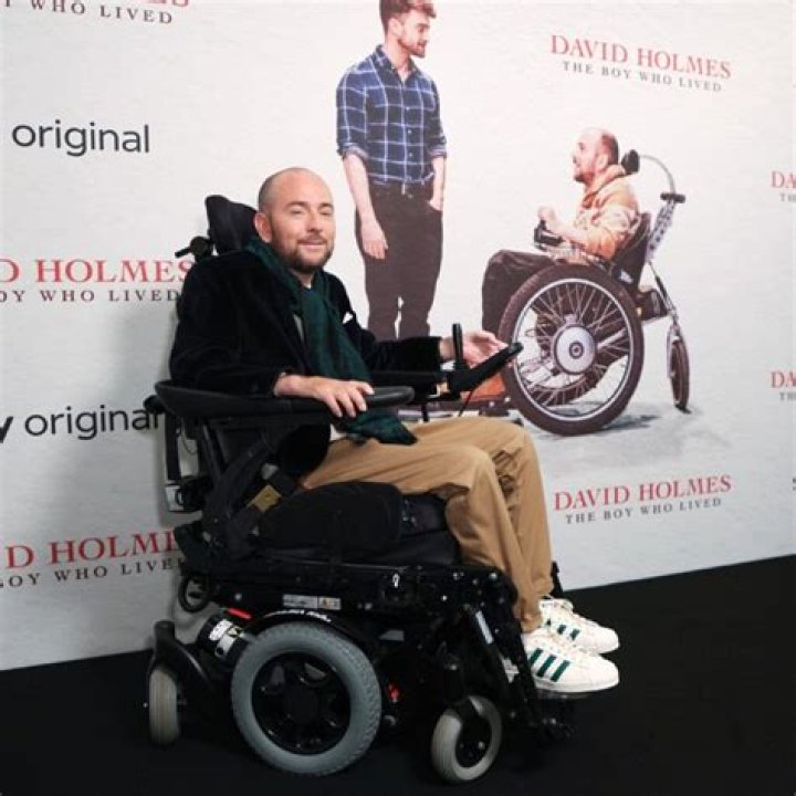 Dale Holmes Net Worth, Age, Height, Bio, Birthday, Wiki!