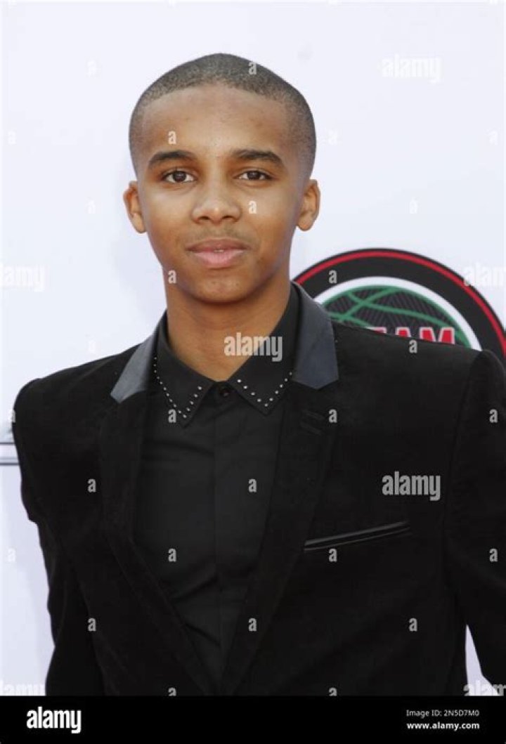 Donis Leonard Jr. Net Worth, Age, Height, Bio, Birthday, Wiki!