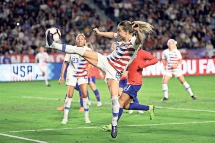 Emily Sonnett - Net Worth, Age, Height, Birthday, Bio, Wiki!