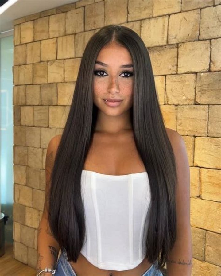 Giulia Kawaha - Net Worth, Age, Height, Birthday, Bio, Wiki!