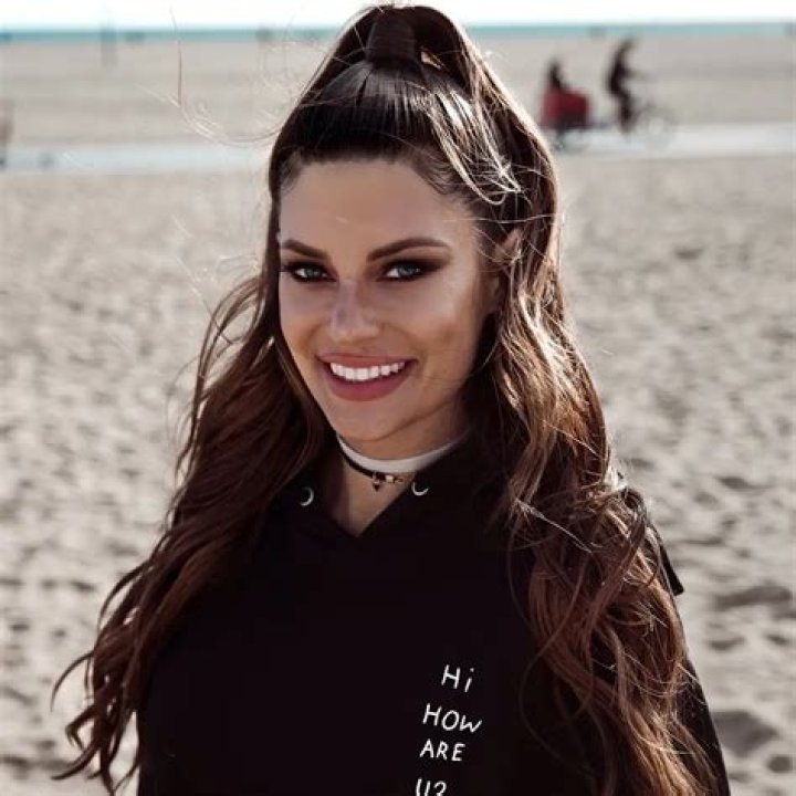 Hannah Stocking Net Worth, Age, Height, Bio, Birthday, Wiki!