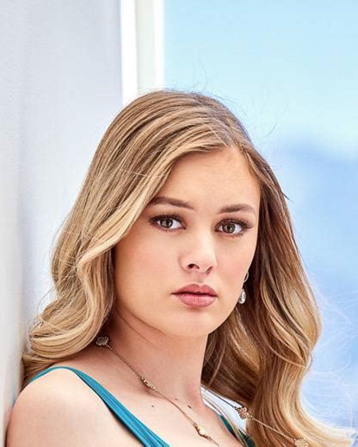 Holly Gabrielle White Net Worth, Age, Height, Bio, Birthday, Wiki!