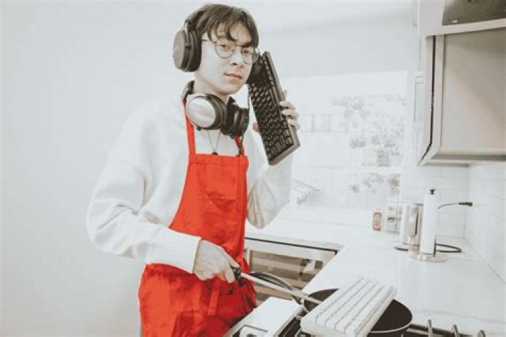 Kimi Varasteh Net Worth, Age, Height, Bio, Birthday, Wiki!