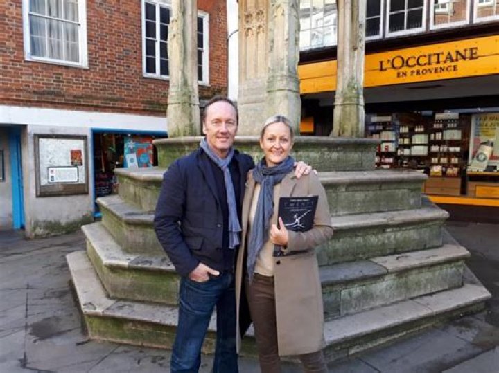 Lee Dixon - Net Worth, Age, Height, Birthday, Bio, Wiki!
