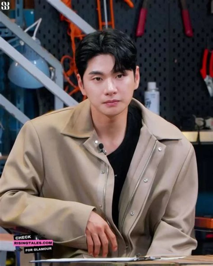 Lee Yi-kyung Net Worth, Age, Height, Bio, Birthday, Wiki!