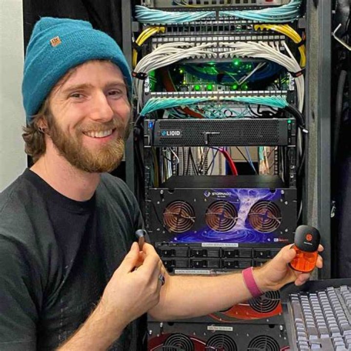 Linus Sebastian Net Worth, Age, Height, Bio, Birthday, Wiki!