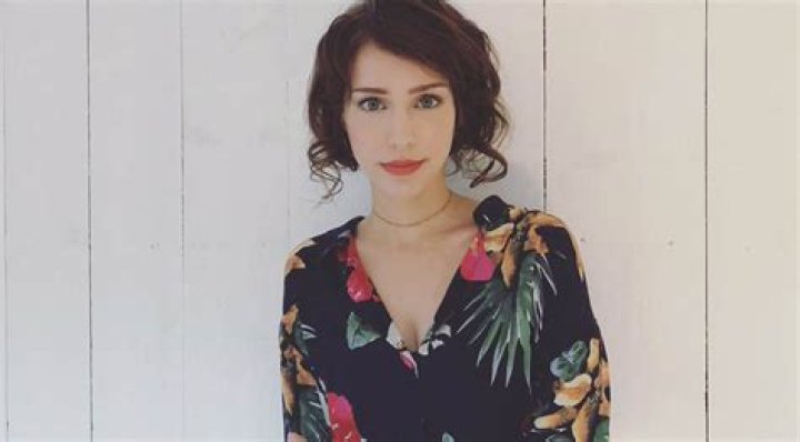 Stefanie Joosten - Net Worth, Age, Height, Birthday, Bio, Wiki!