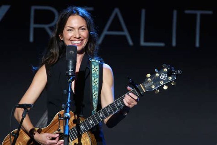 Susanna Hoffs Net Worth, Age, Height, Bio, Birthday, Wiki!
