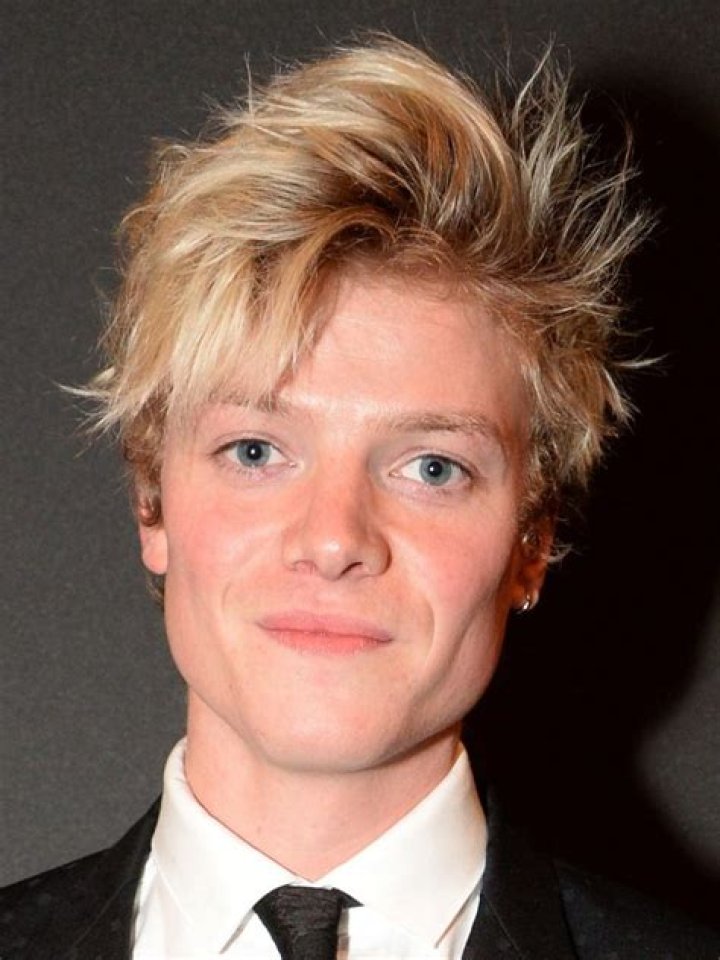 Tom Rhys Harries - Net Worth, Age, Height, Birthday, Bio, Wiki!