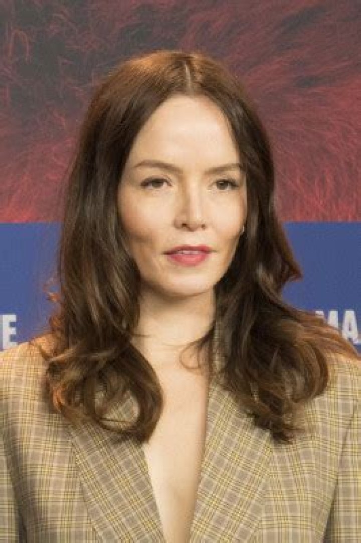 Valene Kane Net Worth, Age, Height, Bio, Birthday, Wiki!