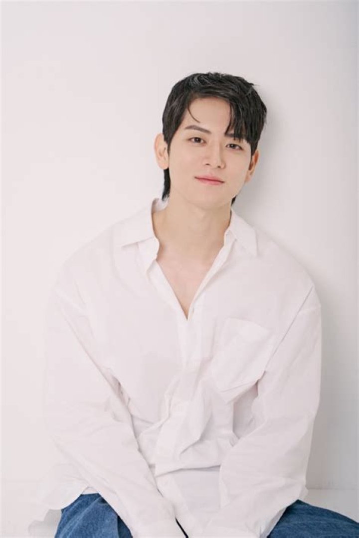 Yeo Hoe-hyun - Net Worth, Age, Height, Birthday, Bio, Wiki!